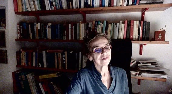 Isabella C. Blum nel suo studio, davanti alle librerie